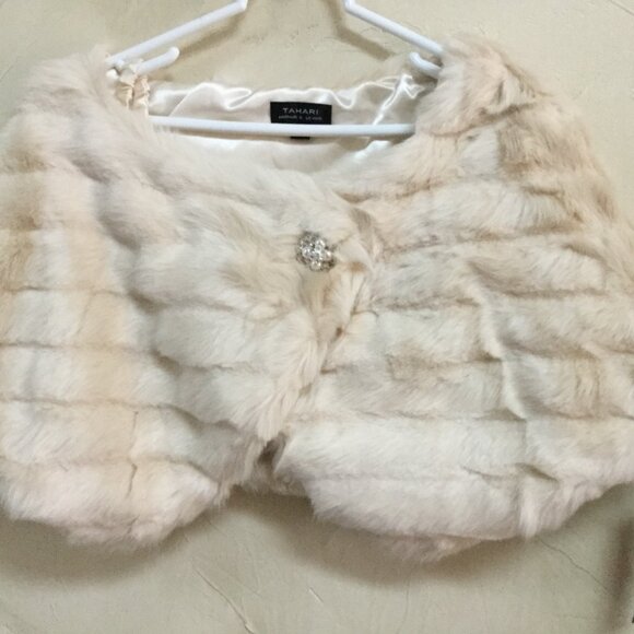 Tahari Women Size L Faux Fur Cape Wrap Capelet Champagne Pearl Brooch NWT $119 - Picture 2 of 12